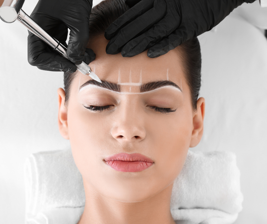 Tendencias 2024 en Cejas, Pestañas y Uñas: Lo Último en Belleza