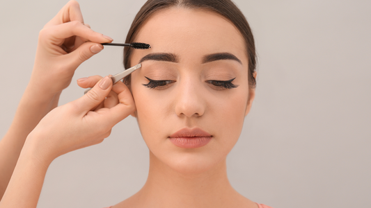 Cuidados Esenciales de Verano para Cejas, Pestañas y Uñas