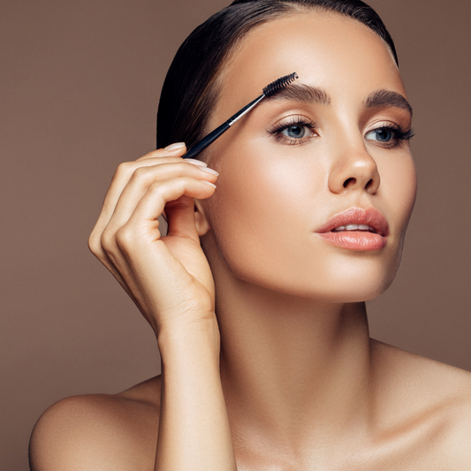 Recupera la Belleza Natural de Tus Cejas y Pestañas Post-Fiestas