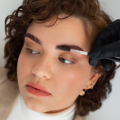 TRATAMIENTOS DE COLORACIÓN
DE CEJAS HENNA CON BASE
HIALURÓNICA