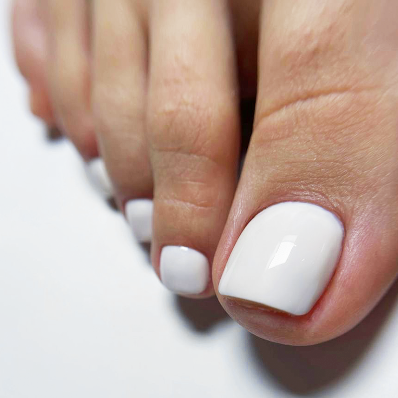 Pedicura Rusa Monocolor con Esmaltado Semipermanente